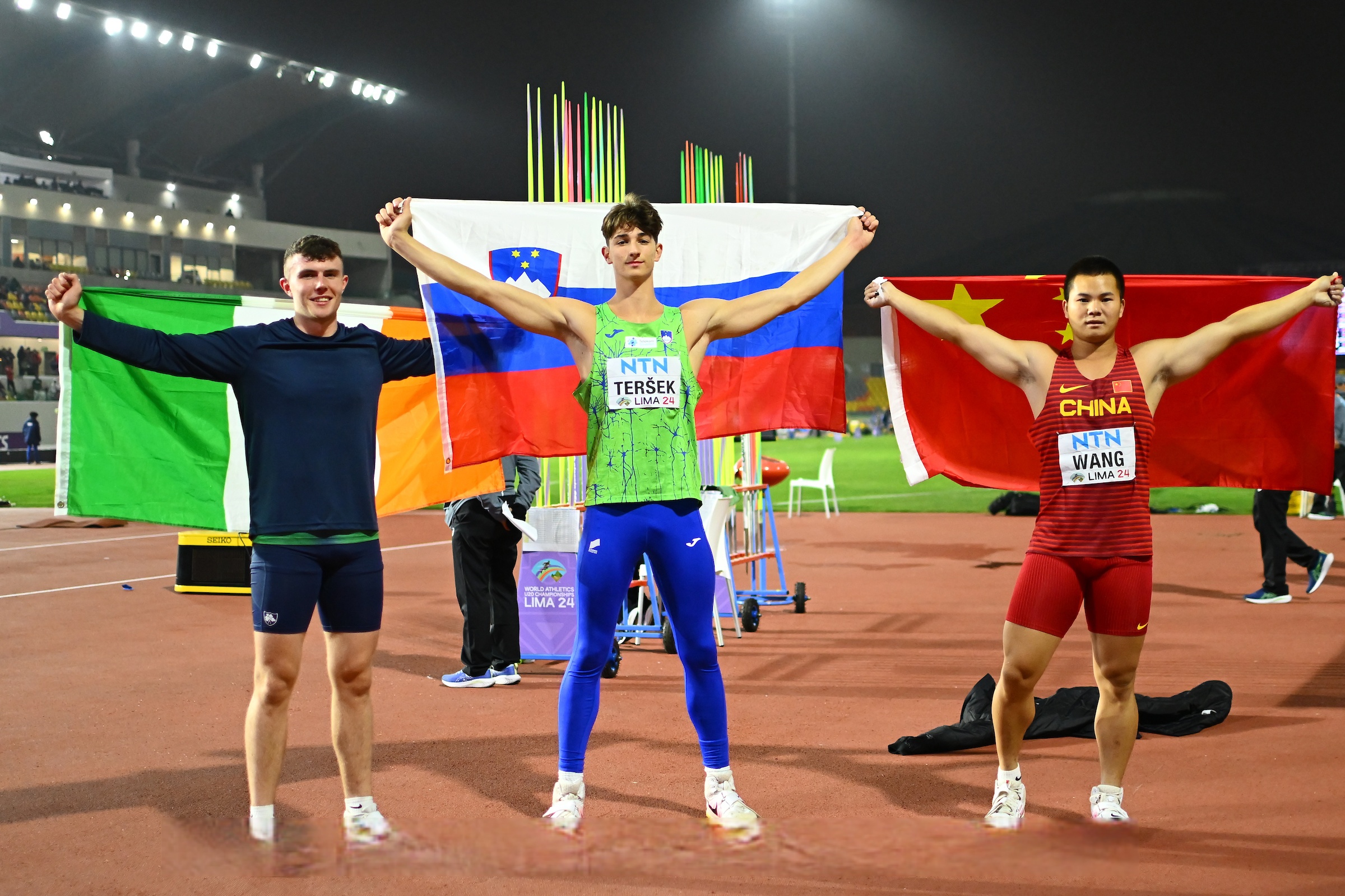 包含斯洛伐克队在比赛中获得胜利，士气大增的词条