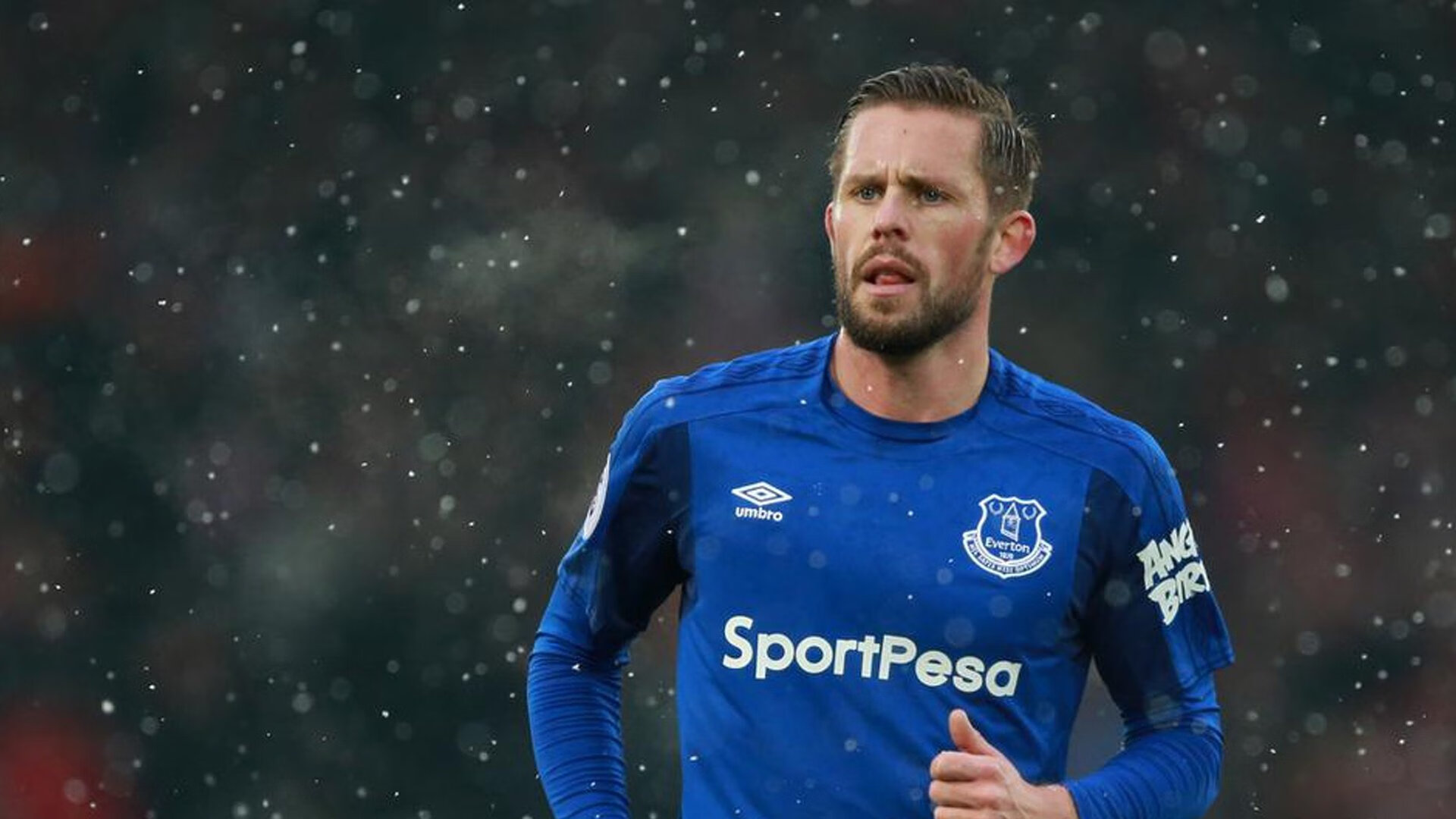 赛道与球场的交响，当F1引擎轰鸣遇见恩比德的防守艺术