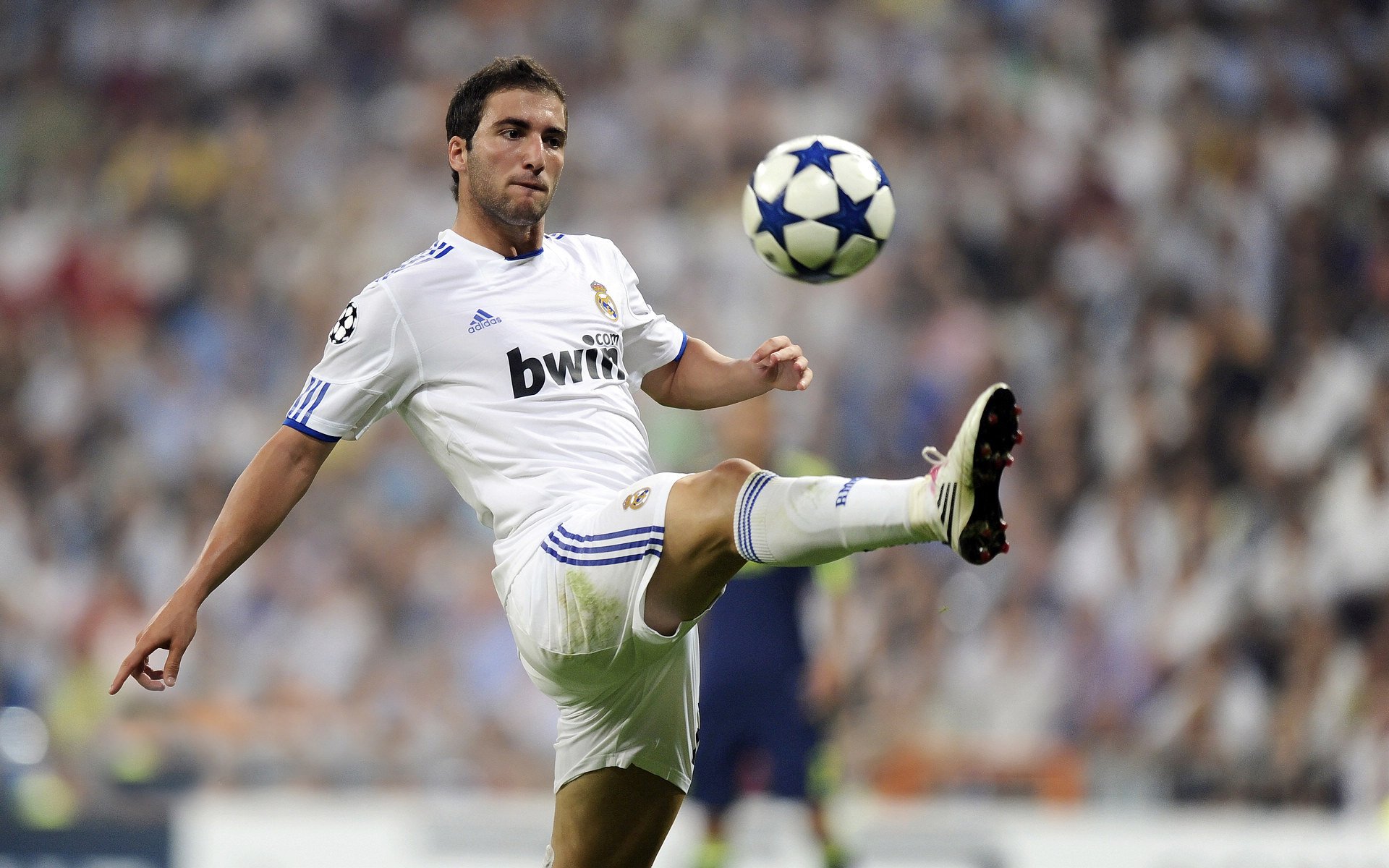 马刺单节拉开雄鹿，布克成为关键先生